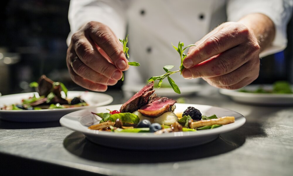 Reise_Günstig Essen | © Getty Images/ClarkandCompany