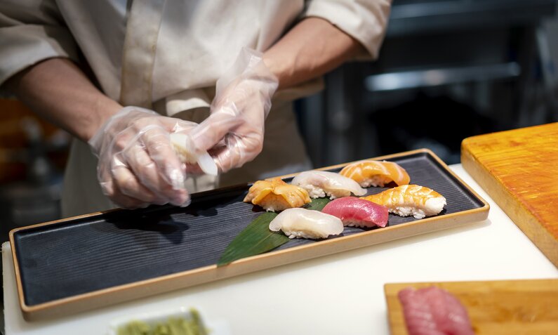 Japanischer Koch bereitet Maki Sushi vor  | ©  Getty Images / Sellwell