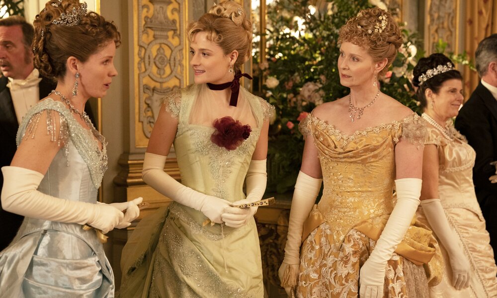 Cynthia Nixon und zwei weitere Darstellerinnen in prächtigen Kleider des 19. Jahrhunderts stehen in einer Szene der HBO-Serie "The Gilded Age" zusammen und unterhalten sich | © © 2021 Home Box Office, Inc. All rights reserved. HBO® and all related programs are the property of Home Box Office, Inc.