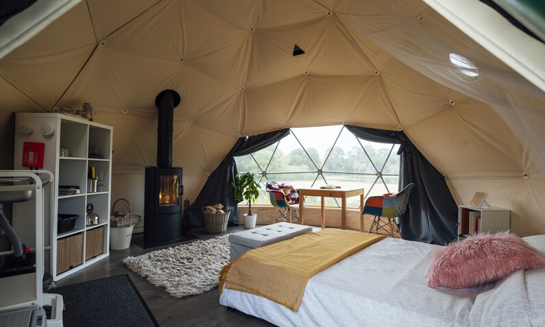  Luxuriöses Glamping-Zelt von Innen  | ©  Getty Images / SolStock