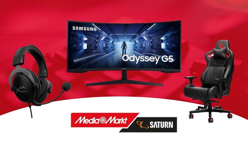 Kopfhörer, Monitor und Gaming Stuhl nebeneinander | © Media Markt