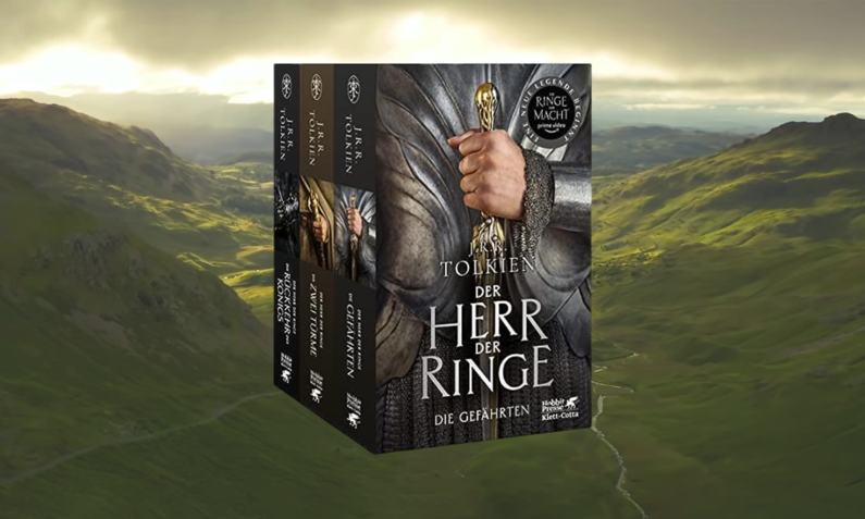 Die "Herr der Ringe"-Trilogie-Bücher mit dem Logo von "Die Ringe der Macht" | © Amazon