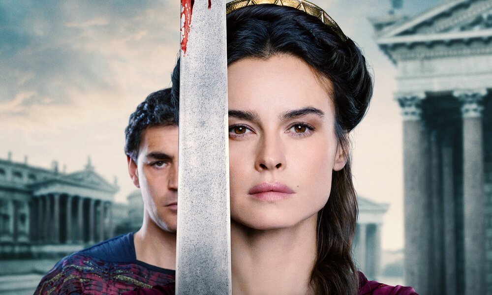 Kasia Smutniak als Livia auf dem Plakat zur zweiten Staffel der Serie "Domina" - in Nahaufnahme in römischem gewand vor Tempeln | © Sky/Tiger Aspect/Banijai Rights/MGM+/Mario Puccio