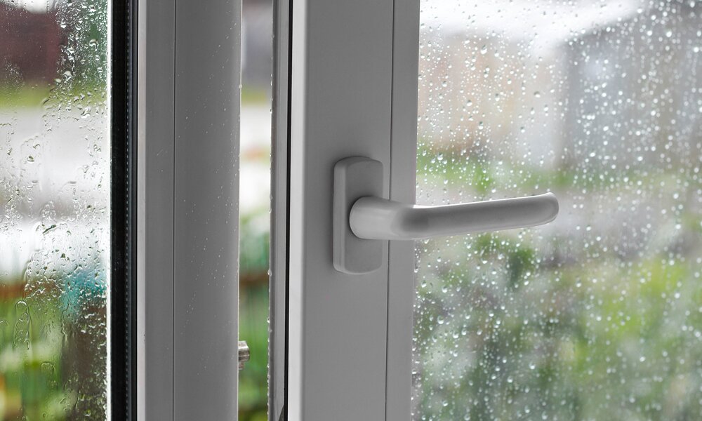Leicht geöffnetes Fenster bei Regen | ©  Getty Images / Viktoriya Kuzmenkova