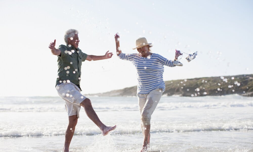 Senioren platschen im Wasser | ©  Getty Images / Tom Merton