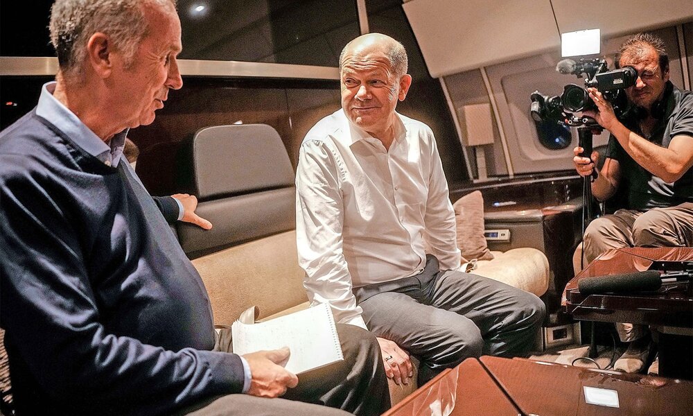 Filmemacher Stephan Lamby interviewt Bundeskanzler Olaf Scholz auf dem Rückflug von Saudi-Arabien. | © ARD