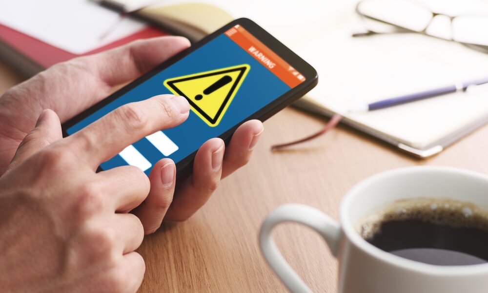 Warnmeldung auf Handy | ©  Getty Images / tadamichi
