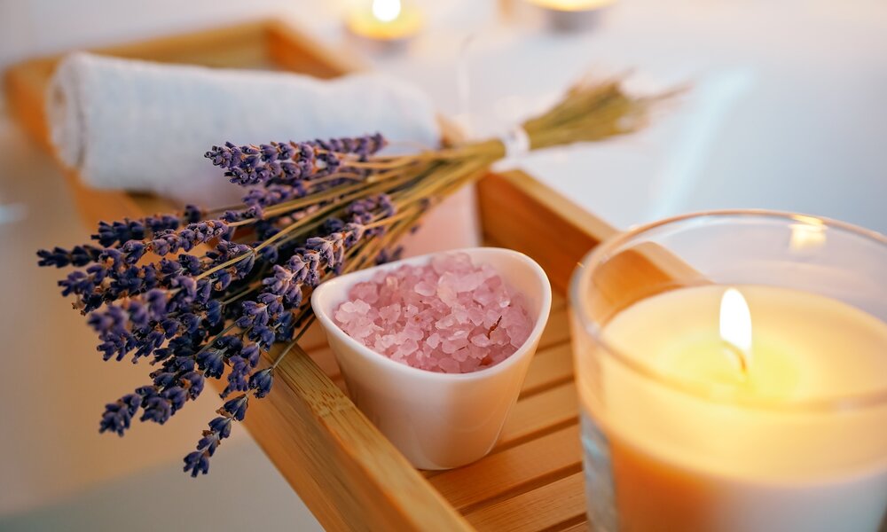 Lavendel auf einem Brett über der Badewanne | ©  Getty Images / Tetiana Soares