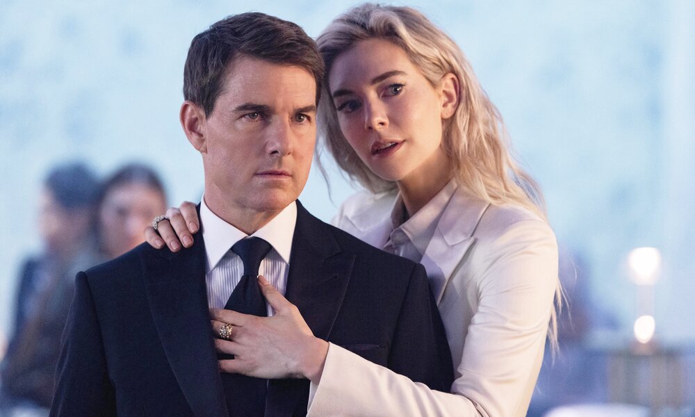 Vanessa Kirby lehnt sich an Tom Cruise in einer Szene des Kinofilms "Mission: Impossible - Dead Reckoning" | © ddp images/LMKMEDIA