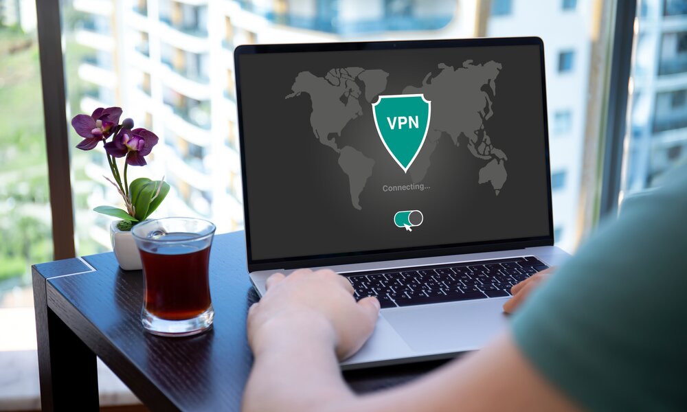  Mann logt sich am Laptop in sein VPN ein  | ©  Getty Images / Prykhodov