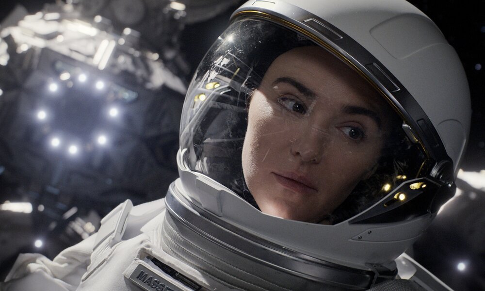 Nachaufnahmen von Tyner Rushing in einem Astronautenanzug mit Helm und durchsichtigem Visier in einer Szene aus der Apple TV+ Serie "For All Mankind" - Staffel 4 | © Apple TV+