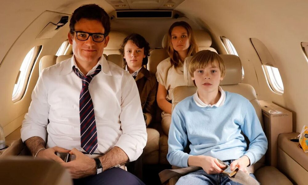  Geschäftsmann und Partylöwe Jochem Erlemann (Torben Liebknecht) mit seiner Familie im Privatjet. | © RTL