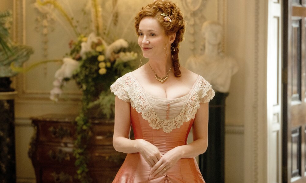 Christina Hendricks im romantisch-historischen Kostüm in einer Szene aus der Apple TV+ Serie "The Buccaneers" | © Apple TV+