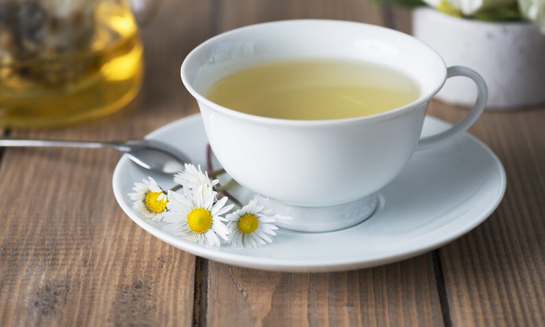 Eine Tasse Tee mit Kamille | ©  Getty Images / simarik