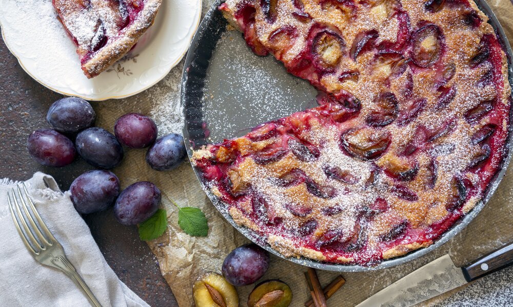 Aufgeschnittener Zwetschgen-Kuchen in einer Form. | © Getty Images / alle12