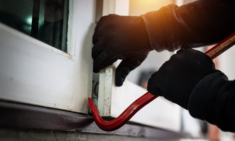Einbrecher öffnet Fenster | ©  Getty Images / krisanapong detraphiphat