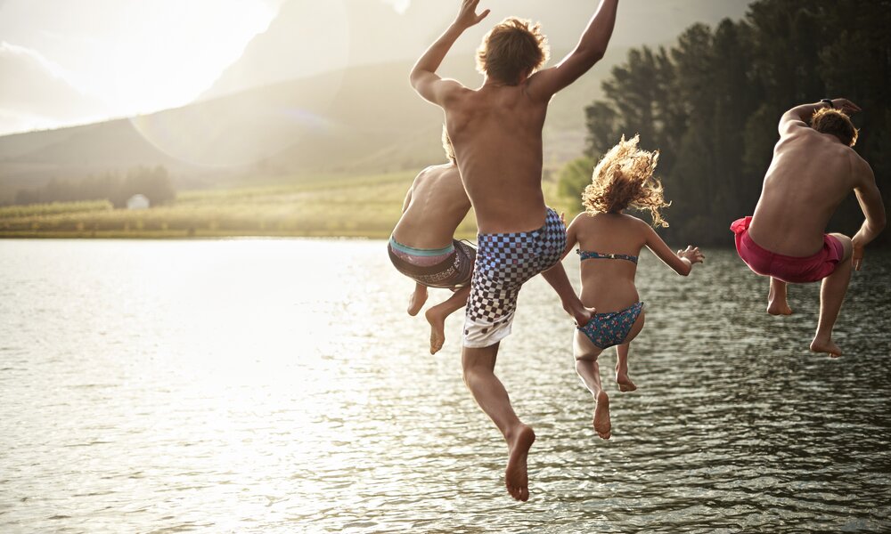  Kinder rennen ins Meer | ©  Getty Images / Tom Wilde