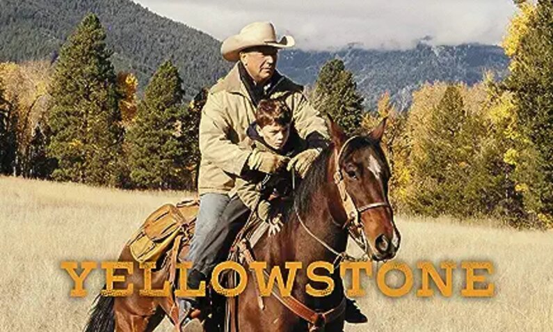 Cowboy auf einem Pferd vor einer Western-Kulisse | © Amazon