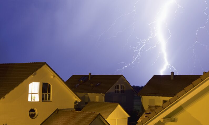 Blitze über einem Wohngebiet | ©  Getty Images / Westend61