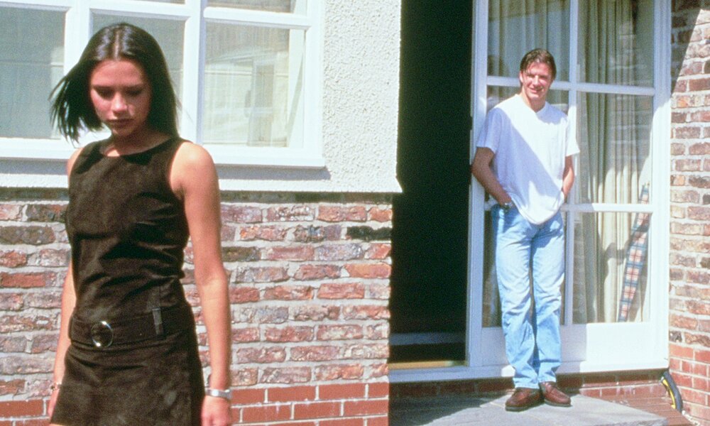 Victoria und David Beckham vor ihrem Backstein-Haus in früheren Jahren | © Netflix
