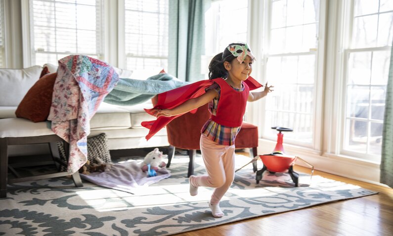 Mädchen läuft verkleidet durch Wohnung | ©  Getty Images / MoMo Productions