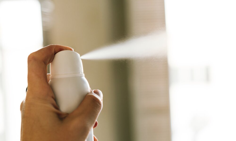 Eine Flasche Deo wird gesprüht | ©  Getty Images / Fiordaliso
