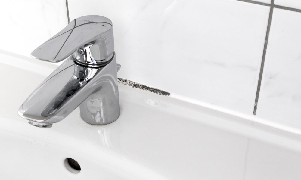 Wasserhahn mit etwas Schimmel and er Wand | ©  Getty Images / Marcus Krauss