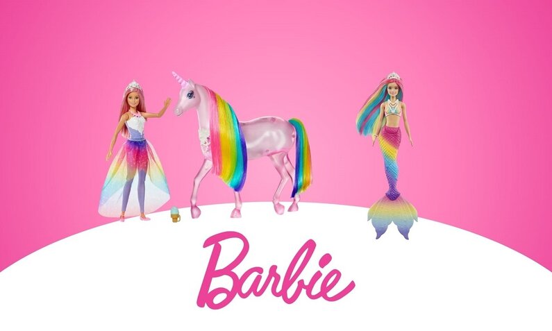 Barbie mit buntem Kleid, daneben Barbie als Meerjngfrau, zwischen den beiden ein buntes Pferd | © Amazon
