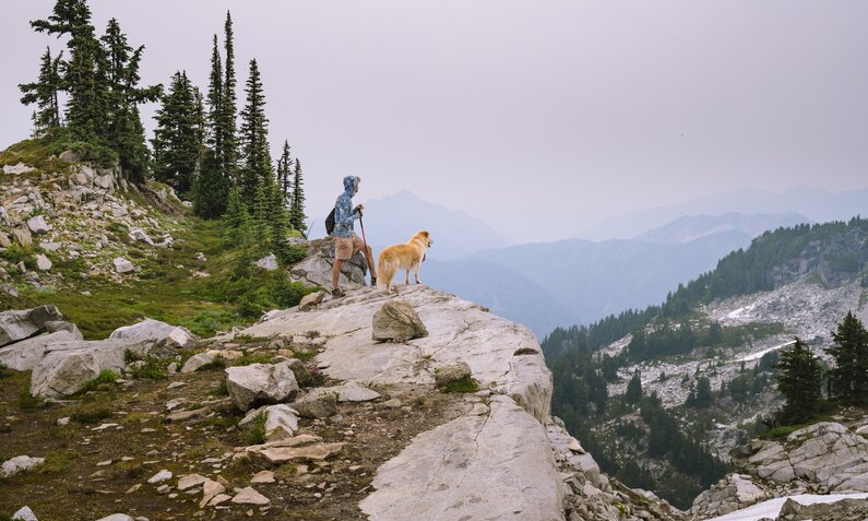 Ein Wanderer mit seinem Hund in der Natur | ©  Getty Images / Cavan Images