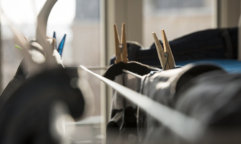 Wäsche mit Wäscheklammern am Ständer | ©  Getty Images / Etienne Jeanneret