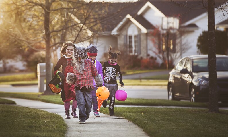 Kinder laufen an Halloween verkleidet durch die Straßen  | ©  Getty Images / Rebecca Nelson