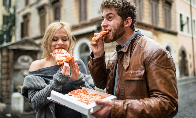 Pärchen isst Pizza in Italien | ©  Getty Images / franckreporter