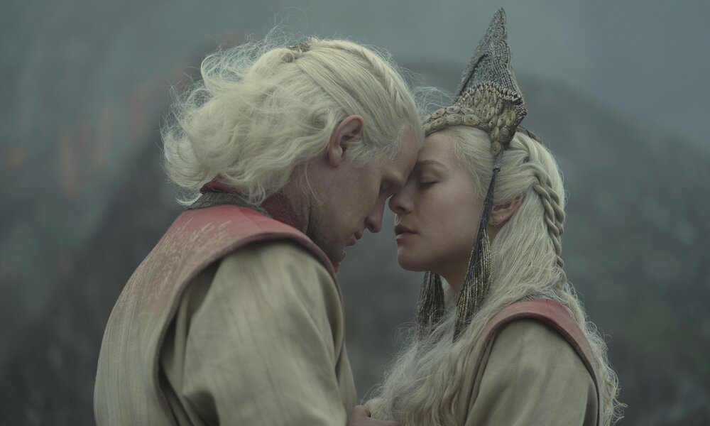 Nahaufnahme von Matt Smith und Emma D Arcy in einer Szene der Serie  "House of the Dragon". Sie stehen sich gegenüber und lehnen ihre Stirnen aneinander. | © ddp images/PictureLux/HBO Max
