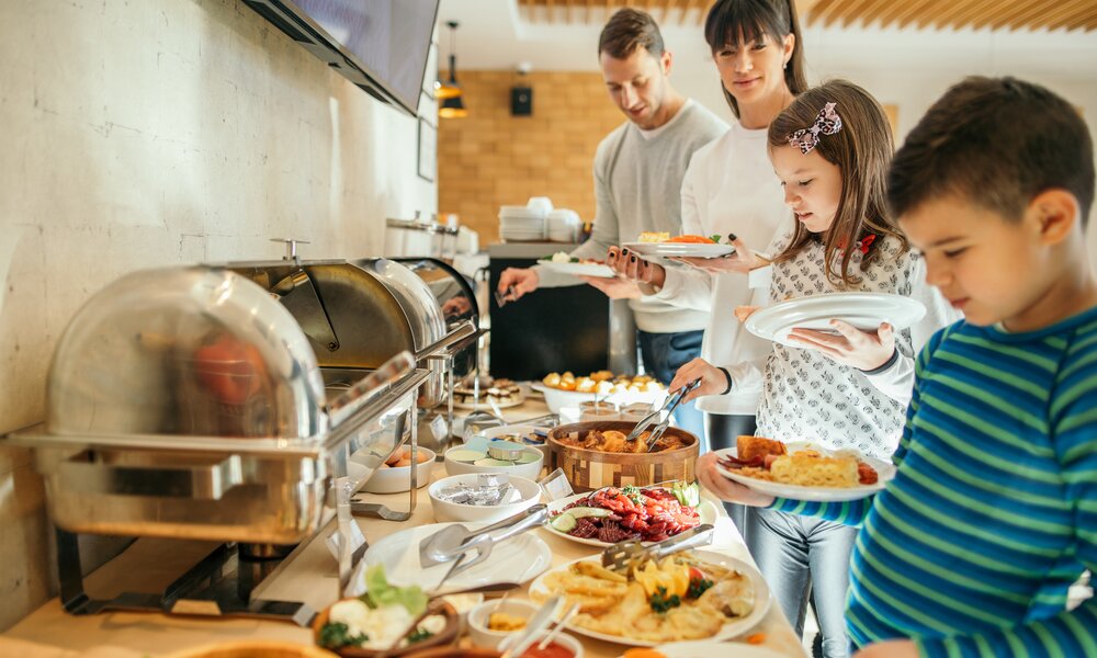 Familie am Hotelbuffet | ©  Getty Images / miljko