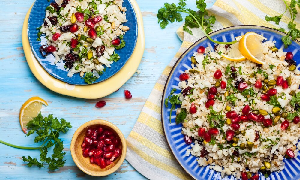 In einer bunten Schüssel angerichteter Bulgur-Salat mit Granatapfelkernen. | © Getty Images / Sarsmis