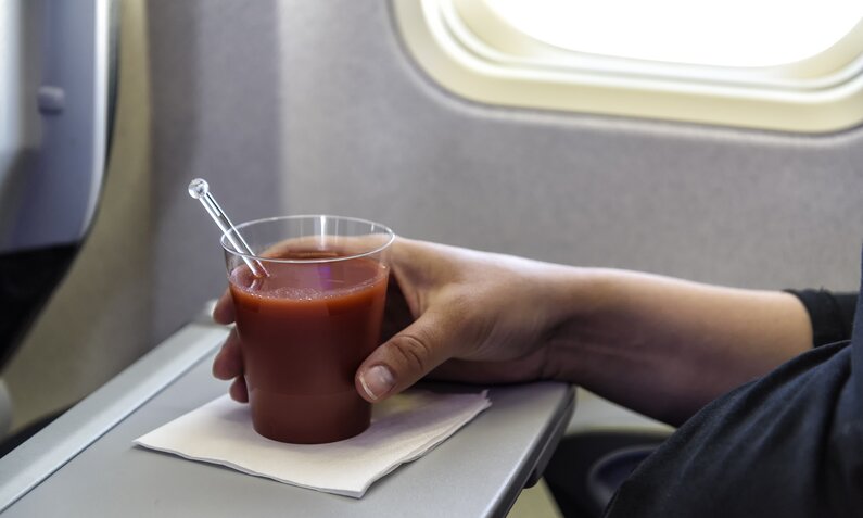 Tomatensaft im Flugzeug | ©  Getty Images / Cameris