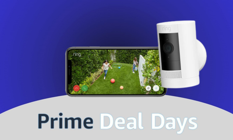 Amazon Ring Außenkamera, daneben ein Smartphone mit Bild von Garten und Hund | © Amazon