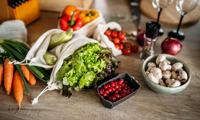 Verschiedene Gemüsesorten auf einem Tisch  | ©  Getty Images / J_art