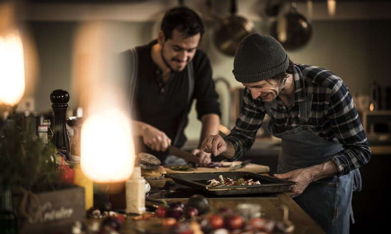 Freunde kochen gemeinsam in der Küche | ©  Getty Images / Westend61
