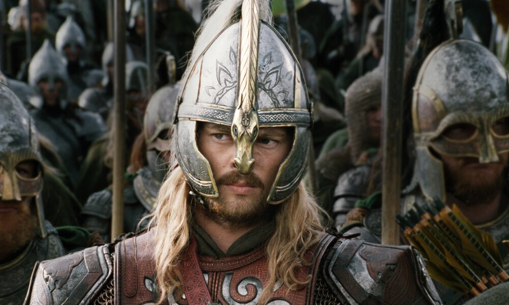 Karl Urban in seiner Rolle als Eomer in einer  Szene aus dem Kinofilm "Der Herr der Ringe: Die Rückkehr des Königs". Er trägt Rüstung un Helm und reitet mit seinen Soldaten in den Kampf. | © ddp Images