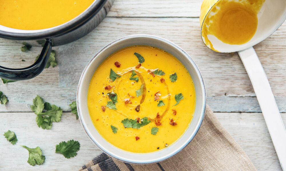 In einer Schale angerichtet befindet sich Kürbissuppe bestreut mit Petersilie. | © Getty Images / Westend61