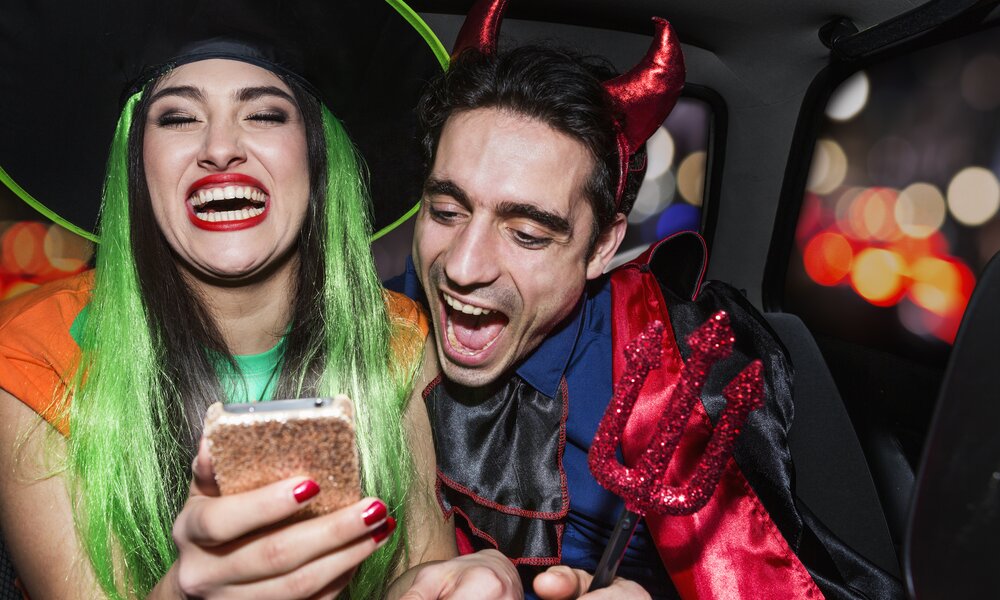 Verkleidetes Pärchen im Auto | ©  Getty Images / Betsie Van Der Meer