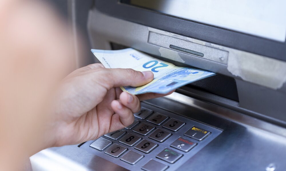 Geld abheben | © Getty Images/Westend61