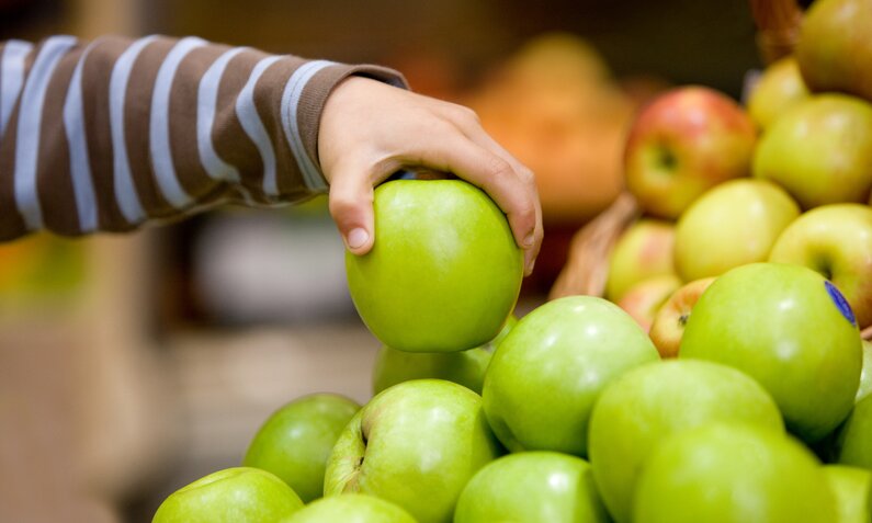 Grüner Apfel im Supermarkt | ©  Getty Images / Image Source