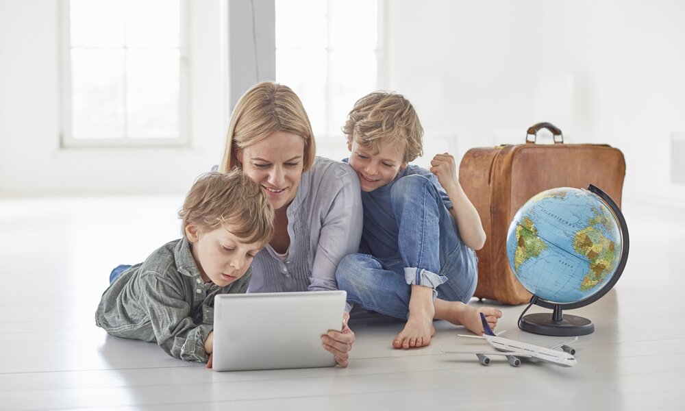 Familie plant Urlaub | ©  Getty Images / Stephen Lux