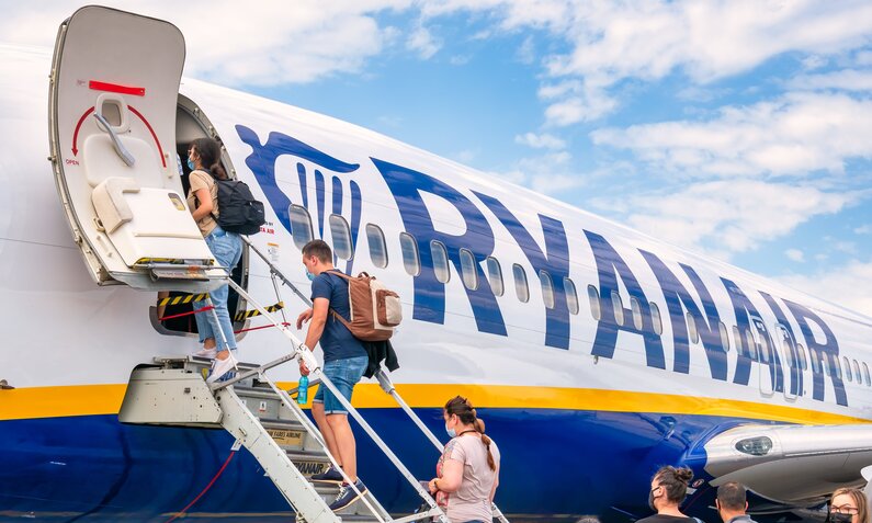 Reisende boarden einen Flieger von Ryanair | ©  Shutterstock / Cristi Croitoru