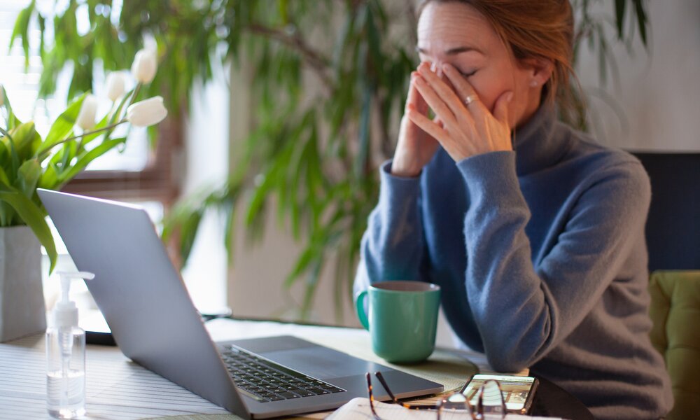 Frau sitzt müde vor ihrem Laptop | ©  Getty Images / Kathrin Ziegler