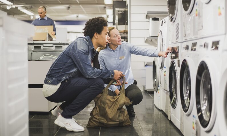Mann kauft Waschmaschine | ©  Getty Images / Maskot