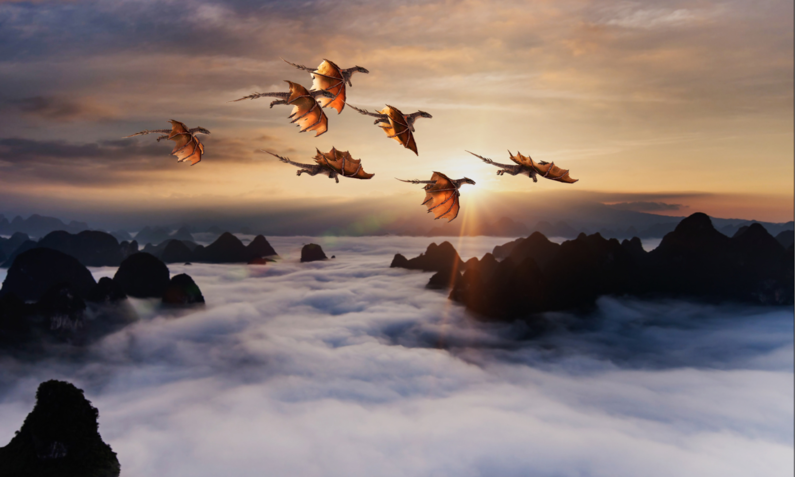 Drachen fliegen über Bergspitzen | ©  Getty Images / MediaProduction