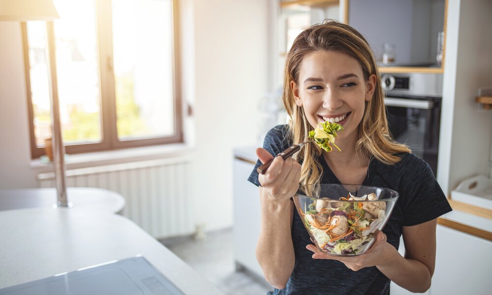 Frau isst Salat | ©  Getty Images / ljubaphoto